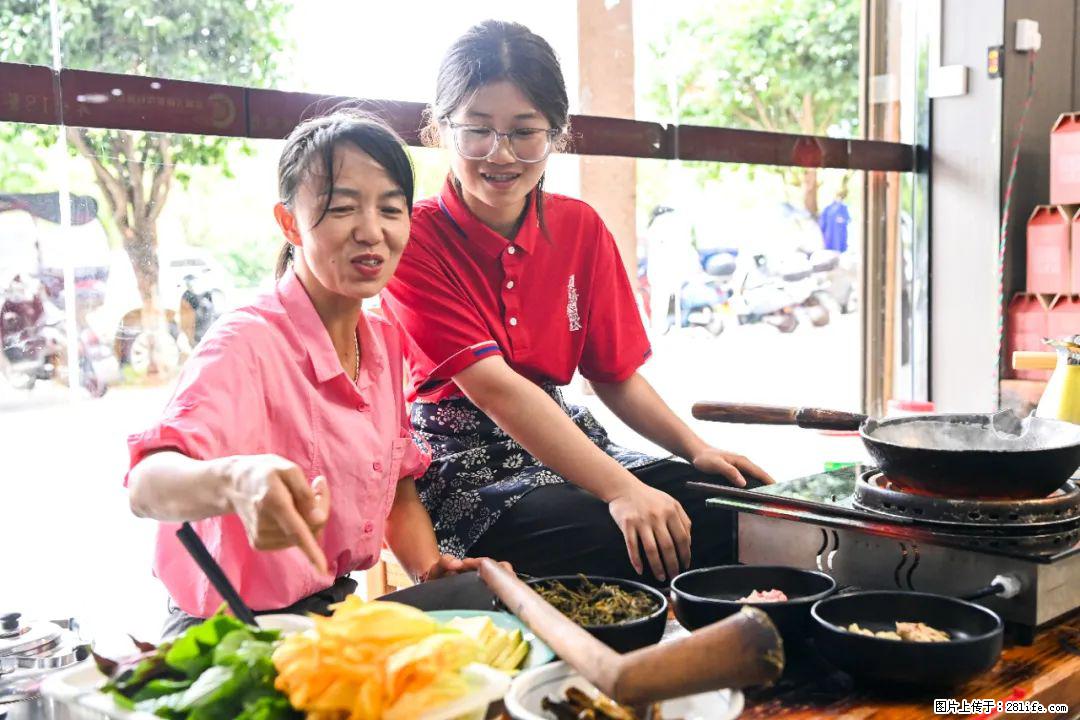 全网追的“扁担女孩”，找了一份暑假工，时薪12元 - 镇江生活资讯 - 镇江28生活网 zj.28life.net